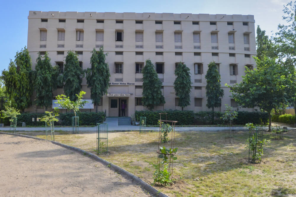 Shri Dahyalal Dosjibhai Choksi College of Secondary Education - Building Photo