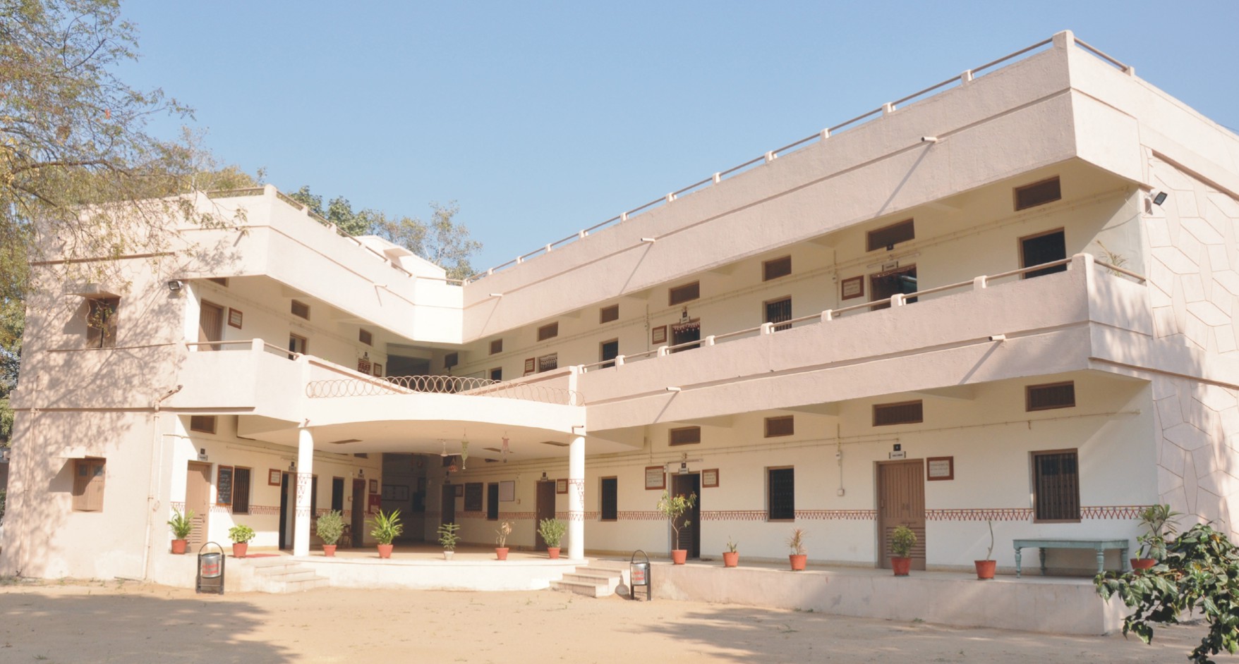 Shri Hathibhai Vahlubhai Mehta English Medium College of Early Childhood Education - Building Photo
